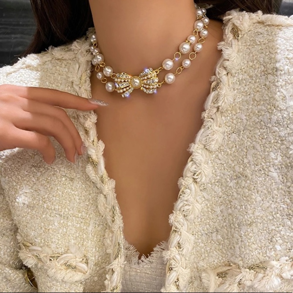 ๐ Gorgeous Golden Bowknot Rhinestone Pearl Choker - Picture 4 of 5